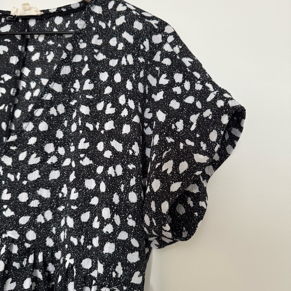 Black and white light weight v neck dress - Picture 7 of 14